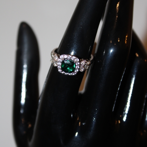 Brand new Sapphire and Emerald ring - Picture 3 of 5